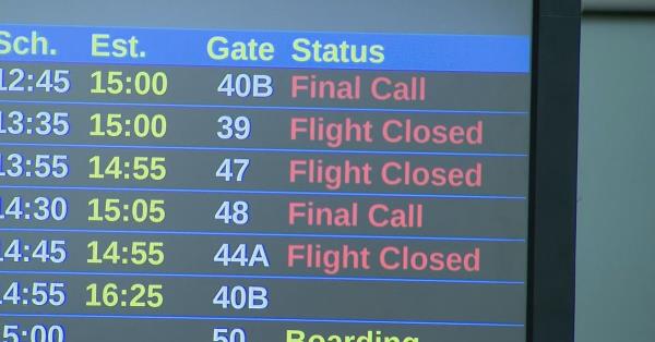 航班延误和取消造成的机场混乱影响了东海岸旅客