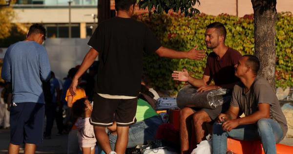 市长布兰登·约翰逊正在探索为移民搭建帐篷城市的备用计划，而州长j·b·普利兹克表示，不太可能有更多的州政府资金