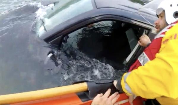 在海滩停车场看到货车漂向大海后，司机尴尬地离开了