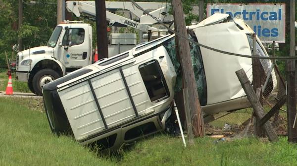 德克萨斯州警方称，一名未坐在汽车座椅上的3岁儿童因醉酒司机撞上电线杆而死亡