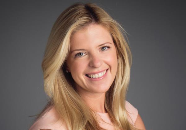 亲爱的安妮：我嫂子一家待得太久了，但我妻子不让他们离开