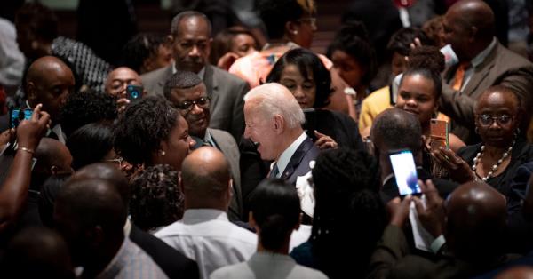 战略家说，黑人选民转向特朗普对拜登来说是一个警告信号