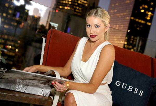 “VPR”校友费斯斯托筹集资金起诉史塔西施罗德在书中的索赔