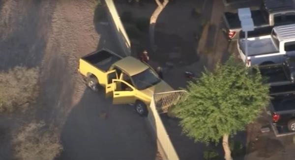 在亚利桑那州，一名警察被一名驾驶被盗车辆的嫌疑人杀害，1人受伤