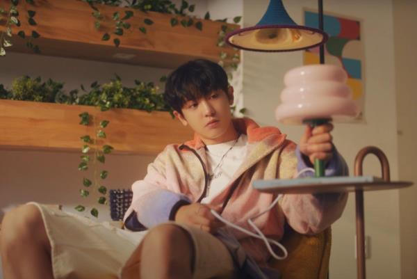 EXO的灿烈在《Good Enough》mv预告片中休息