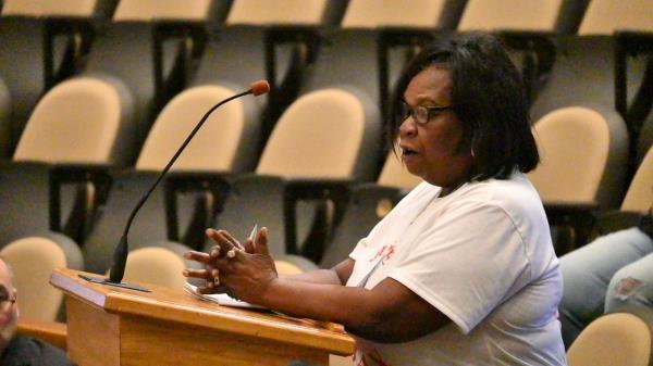 一位母亲要求警方交出随身摄像机的录像，这在莫比尔激起了人们的情绪