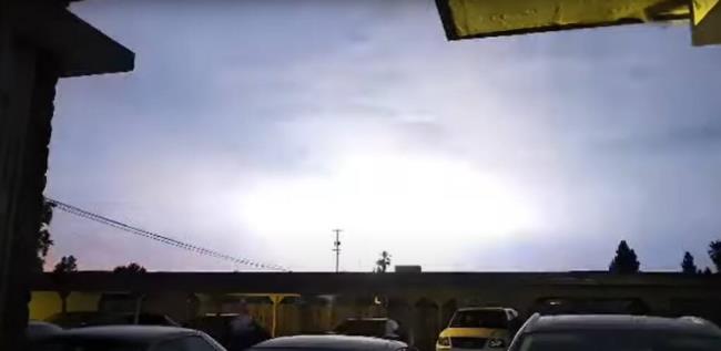 周日，圣罗莎的雷暴照亮了夜空