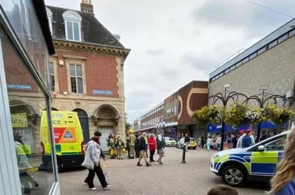 银行工作人员在闻到“怪味”后生病，穿着“危险品”服的医务人员迅速赶到现场