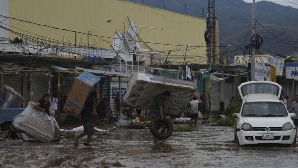 飓风奥蒂斯在墨西哥阿卡普尔科引发大规模洪水
