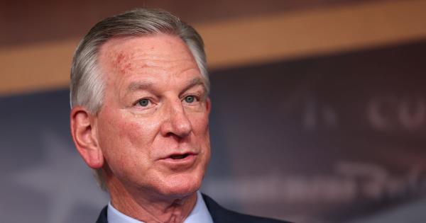 Tommy Tuberville庆祝他投票反对的宽带资金