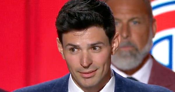 蒙特利尔冰球巨星在宣布NHL选秀权的名字时遭受了巨大的大脑放屁