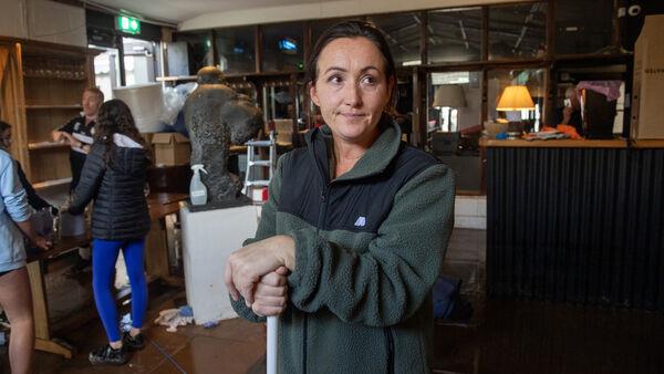 “暴风雨巴伯特大洪水在一天之内摧毁了我们毕生的心血”