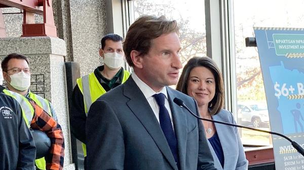 众议员迪恩·菲利普斯正在考虑2024年对拜登的初选挑战