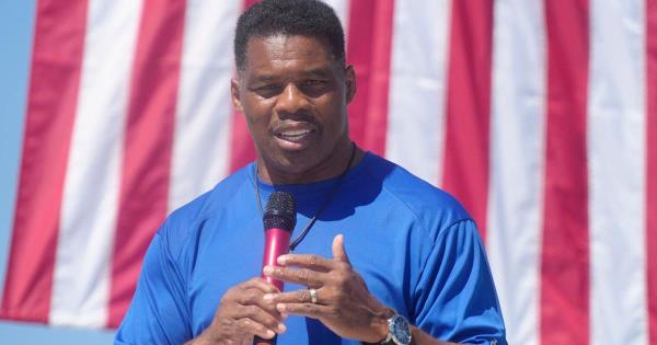 沃克坚持反对堕胎，把事情归咎于民主党人