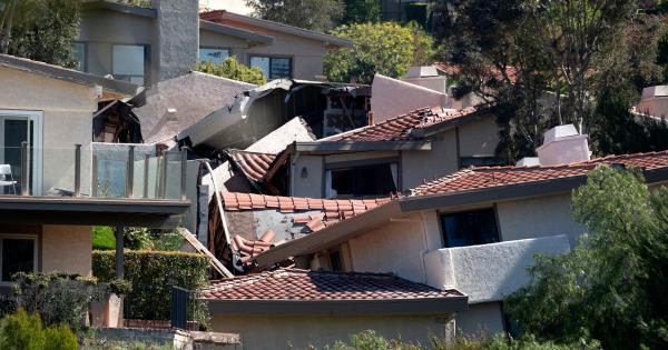 山体滑坡摧毁了南加州的豪宅