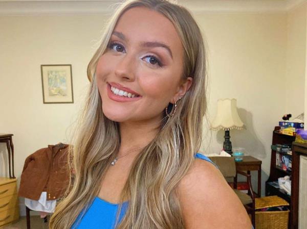 22岁的双胞胎在三车相撞后死亡