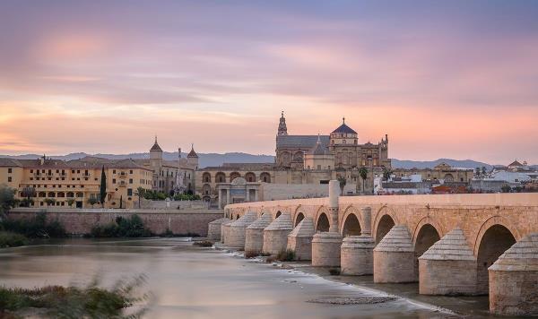 这是西班牙最热的城市，气温经常超过50摄氏度，并发布了旅行警告