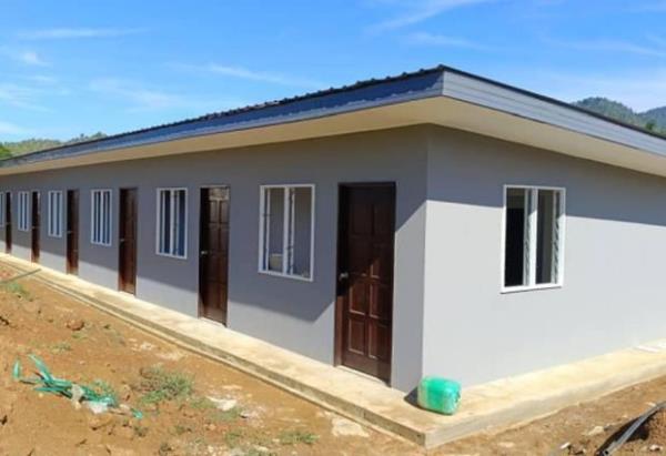 升级工程正在进行：住在沙巴学校储藏室的校长表示感谢