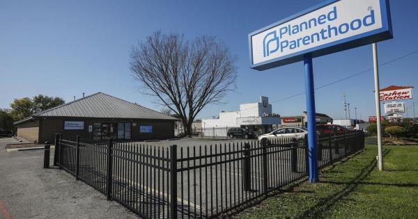 诊所提供免费的输精管结扎手术，理由是需求激增