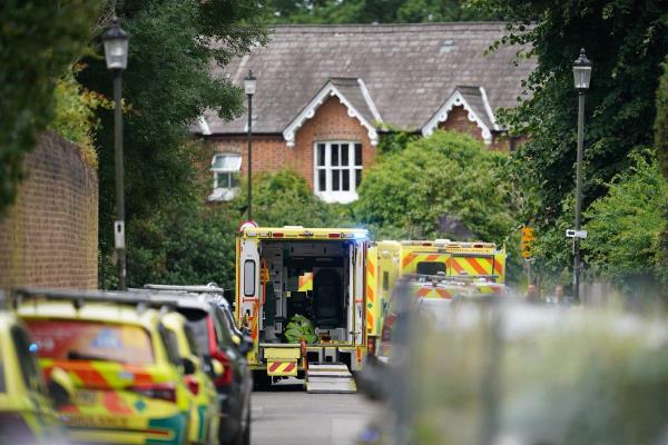 汽车与小学建筑相撞后，几人接受治疗