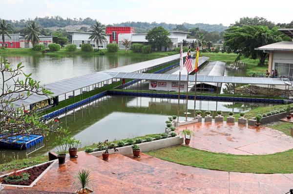 大学采用太阳能节约能源，研究可再生能源