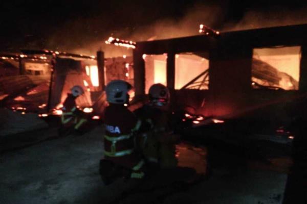 大火摧毁了哥打贝洛德的一所学校宿舍