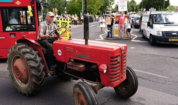 驾驶拖拉机的抗议者对令人讨厌的ULEZ扩张感到愤怒，导致伦敦陷入瘫痪