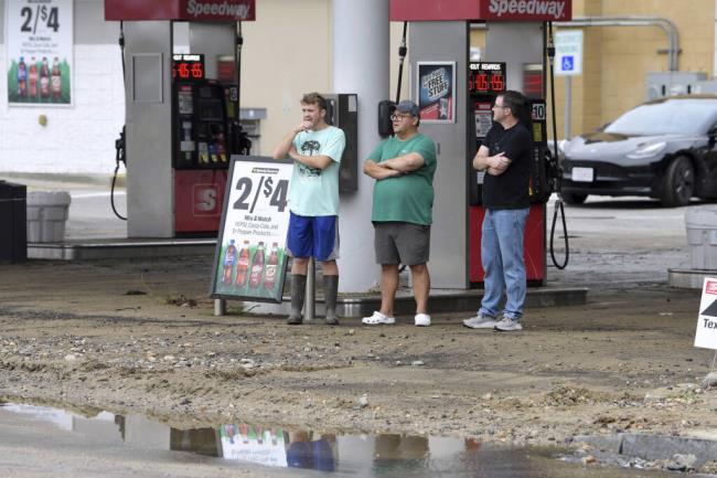 新英格兰地区迎来更多降雨，飓风“李”经过洪水和地陷