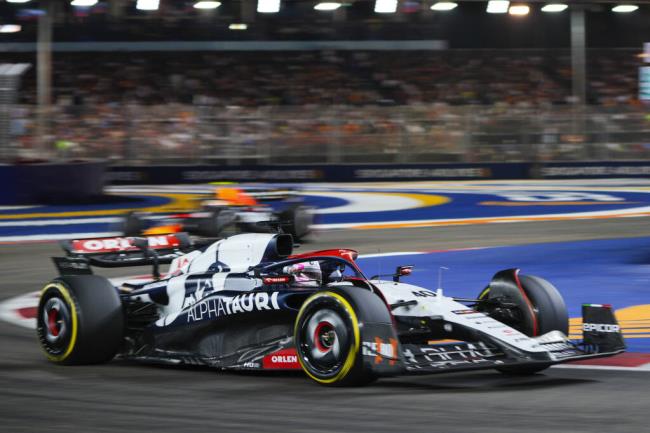 卡洛斯·塞恩斯赢得激动人心的新加坡大奖赛，马克斯·维斯塔潘和红牛的连胜结束