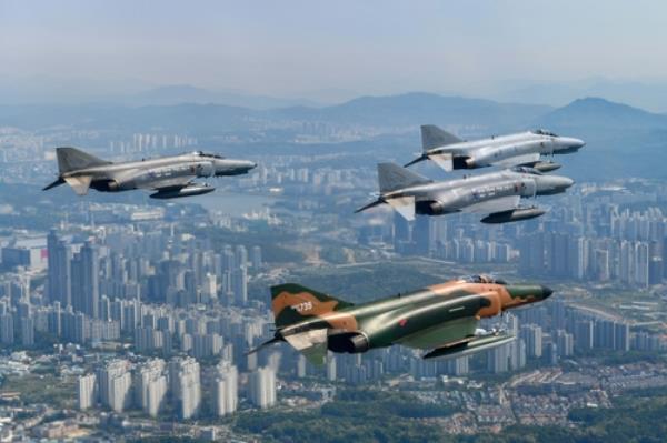 F-4战斗机在服役50多年后进行告别飞行